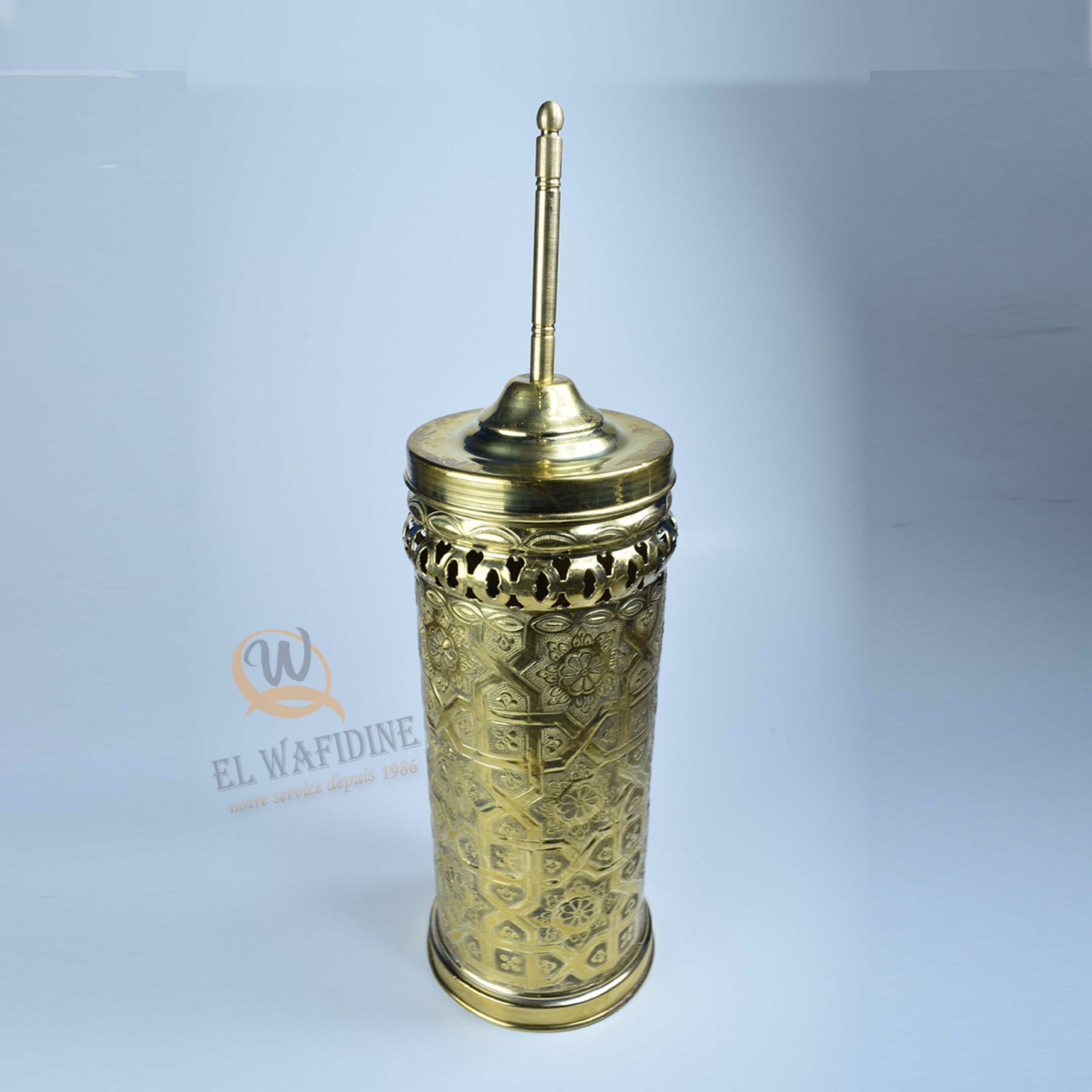 Brush holder in traditional hammered and carved brass