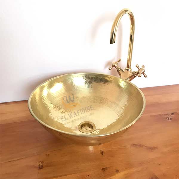 Round basin in hammered brass